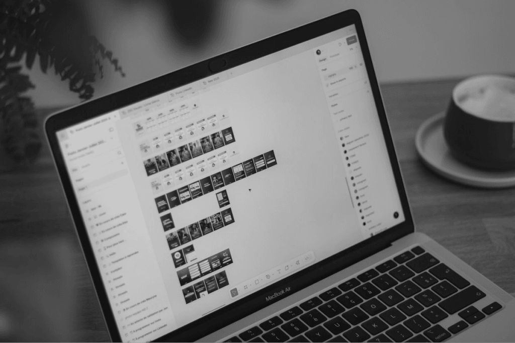 Ordinateur portable ouvert sur un bureau avec un café