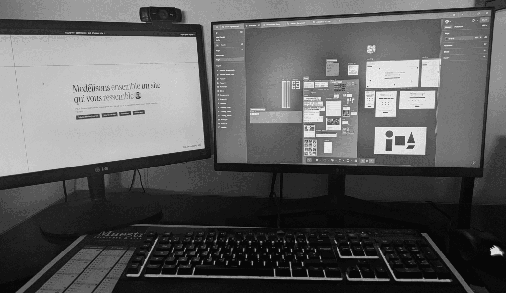 Bureau de travail avec double écran et maquettes web