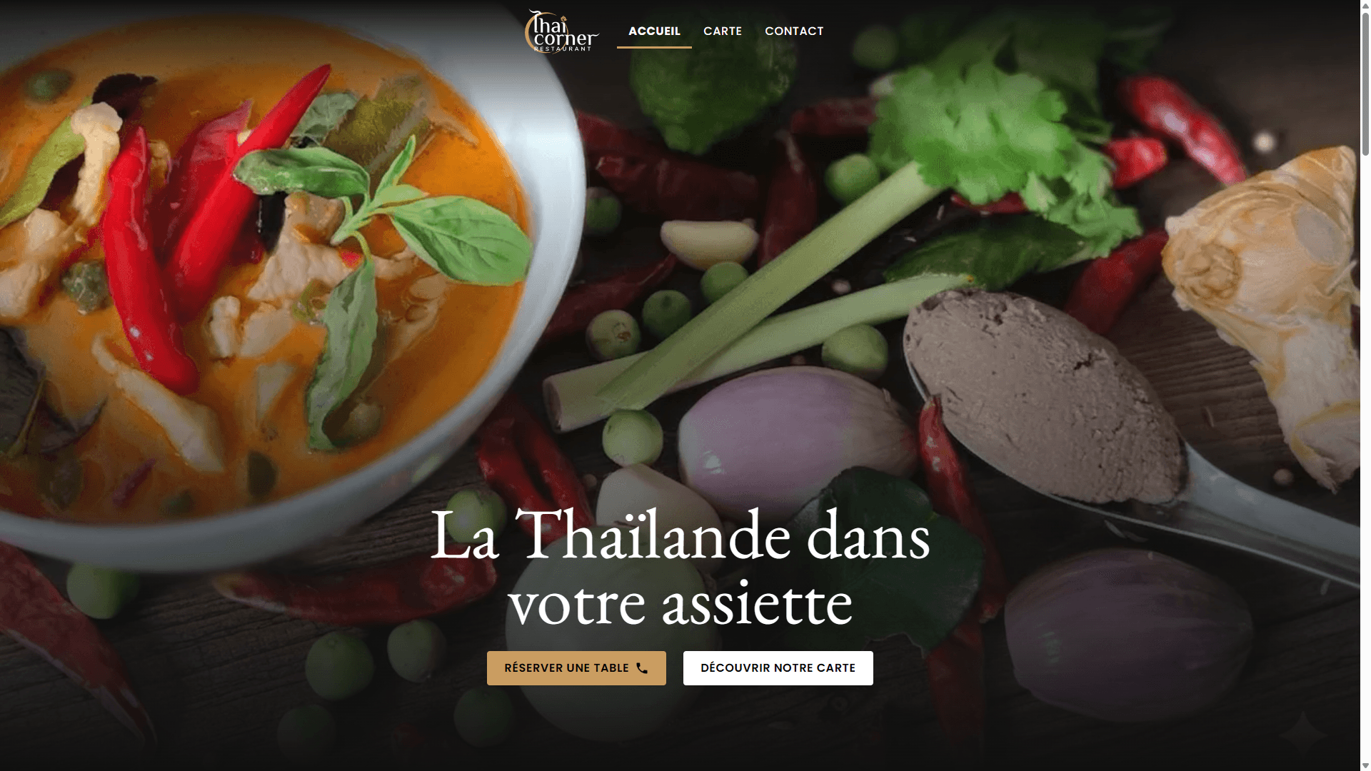 Bol de soupe thaïe entouré d'ingrédients frais